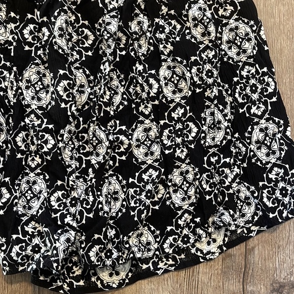 MOON KISS PATTERNED FLOWY SHORTS (L) - Picture 3 of 5